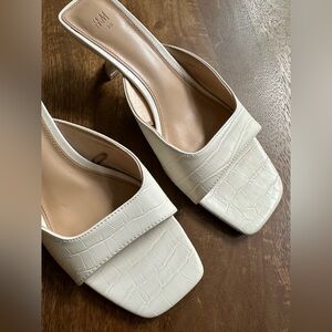 Kitten heels open toe beige heels
